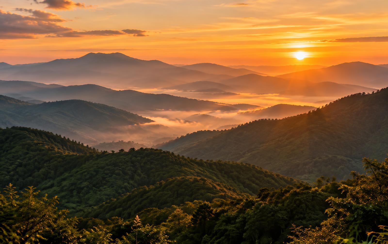 Nascer do sol sobre montanhas